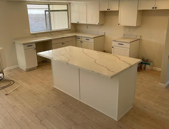 Calacatta quartz kitchen with white cabinets by Mauricio's StoneCraft